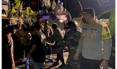 Kapolres-Manggarai-Barat-Tinjau-Langsung-TKP-Kebakaran-Sekaligus-Terapkan-Protokol-Kesehatan