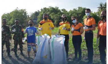 Hari-Bhayangkara-Ke-75,-TNI-Polri-Bersihkan-Pantai-dan-Rumah-Ibadah-di-Labuan-Bajo