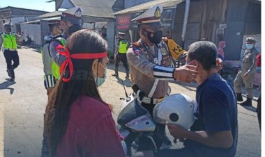 Gandeng-KMPK-Kupang,-Satlantas-Polres-Manggarai-Barat-Bagikan-Masker