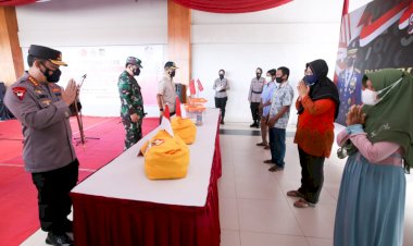 Vaksinasi-dan-Bansos-di-Jogyakarta,-Kapolri-Ingatkan-Warga-Disiplin-Prokes-di-Sektor-Ekonomi