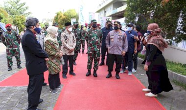 Panglima-TNI-dan-Kapolri-Tinjau-Vaksinasi-Massal-UNISA-Yogyakarta