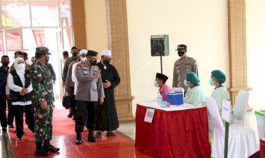 Tinjau-Vaksinasi-Serentak-114-Titik-di-Jatim,-Kapolri-Optimis-Target-2-Juta-Per-Hari-Tercapai