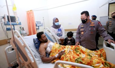 Jenguk-Anggota-Polri-Korban-Baku-Tembak-KKB,-Kapolri:-Kami-Bangga-Sama-Kalian