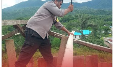 Tanggap-Bencana,-Polsek-Komodo-Bantu-Warga-Terdampak-Angin-Puting-Beliung