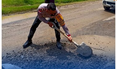 Cegah-Lakalantas,-Sat-Lantas-Polres-Mabar-Gotong-Royong-Perbaiki-Jalan-Berlubang-di-Labuan-Bajo