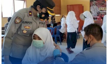 350-Murid-SMPN-2-Komodo-dan-MTS-Insan-Kamel-Terima-Vaksinasi-Dosis-2-Dari-Polres-Mabar