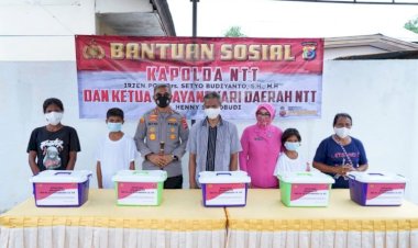 Bantu-Masyarakat-di-Masa-Pandemi-Covid-19,-Kapolda-NTT-dan-Ketua-Bhayangkari-Daerah-NTT-Salurkan-Bantuan-Sosial-Kepada-Masyarakat-di-Belu