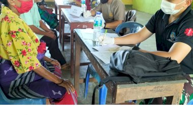 Seksi-Biddokkes-Polres-Mabar-dan-Tim-Kesehatan-Lanal-Labuan-Bajo,-Bantu-Yayasan-Dian-Santu-Yosep-(DSY)-Manggarai-Barat-Selenggarakan-Pengobatan-Gratis