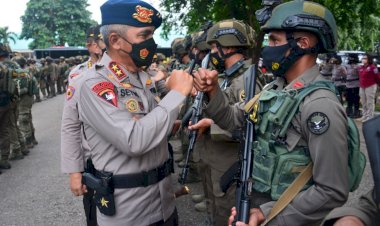 Terharu,-Kapolda-NTT-Teteskan-Air-Mata-Sambut-Bangga-Pasukan-Elit-Satbrimobda-NTT-BKO-Distrik-Sugapa-Intan-Jaya-Papua