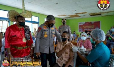 Tinjau-Vaksinasi-di-SMA-Negeri-1-Lobalain,-Kapolda-NTT-Berharap-Semua-Pihak-Dukung-Program-Akselerasi-Vaksinasi-Nasional