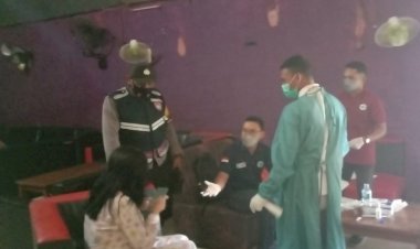 Cegah-Penyebaran-HIV/AIDS,-Bhabinkamtibmas-Desa-Gorontalo-Gandeng-Puskesmas-Labuan-Bajo-Lakukan-Mobile-VCT-AIDS