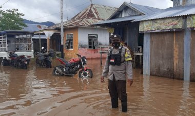Banjir-Rendam-Kampung-Terang,-Bhabinkamtibmas-Imbau-Masyarakat-Untuk-Waspada