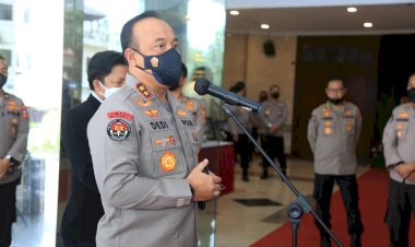 Dengan-Pesawat,-Satgas-Damai-Cartenz-Kirim-Bantuan-Bibit-Babi-ke-Warga-Yahukimo