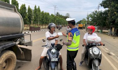 Imbau-Taat-Prokes,-Satlantas-Polres-Bagikan-Masker-Kepada-Pengguna-Ranmor