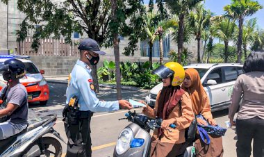 Cegah-penyebaran-Covid-19,-Satuan-Pam-Obvit-Polres-Mabar-Bagikan-Masker-Kepada-Masyarakat