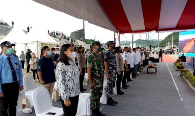 Wakapolres-Mabar-Hadiri-Peresmian-Kapal-Wisata-Bottom-Glass-di-Labuan-Bajo