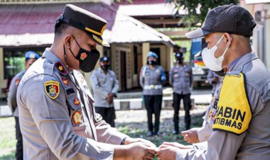 Wakapolres-Mabar-Serahkan-Kartu-Dumas-Kepada-10-Anggota-Bhabinkamtibmas