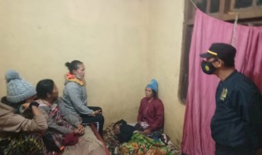 Wanita-Paruh-Baya-Ditemukan-Dalam-Kondisi-Lemas,-Kapolsek-Bersama-Jajaran-Larikan-ke-Puskesmas