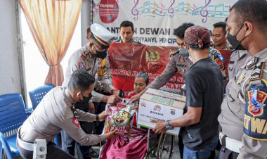 Jelang-HUT-Bhayangkara,-Satlantas-Polres-Manggarai-Barat-Bagikan-Sembako-Kepada-Masyarakat