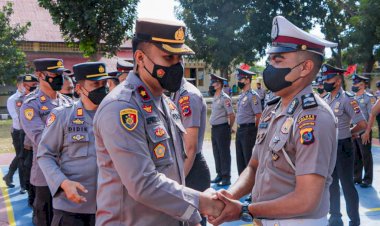 Wakapolres-Pimpinan-Upacara-Kenaikan-Pangkat-35-Personil-Polres-Mabar-dan-1-Anggota-Brimob-Kompi-4-Yon-B-Pelopor-Labuan-Bajo