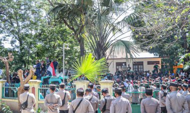 Polres-Mabar-Terjunkan-110-Personil,-Amankan-Aksi-Demo-Penolakan-Kenaikan-Tiket-di-Kawasan-TNK