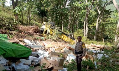 Rem-Blong,-Mobil-Mitsubishi-Colt-Disel-Terjun-Ke-Jurang