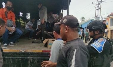 Personil-Polres-Mabar-Bersama-Brimob-Kompi-4-Labuan-Bajo-Mengamankan-Terduga-Pelaku-Pengrusakan-dan-Pembakaran-Surat-Suara-di-Wae-Jare