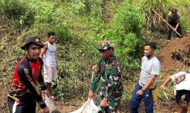 Sinergitas-TNI-Polri-Bersama-Pemerintah-Desa,-Bantu-Masyarakat-Bersihkan-Material-Akibat-Longsor
