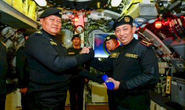 Disematkan-Brevet-Hiu-Kencana-TNI-AL,-Kapolri:-Kekuatan-Sinergitas-Jaga-Kedaulatan-Bangsa-Indonesia