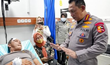 Kapolri-Tinjau-Lokasi-dan-Jenguk-Para-Korban-Akibat-Bom-Bunuh-Diri-di-Bandung