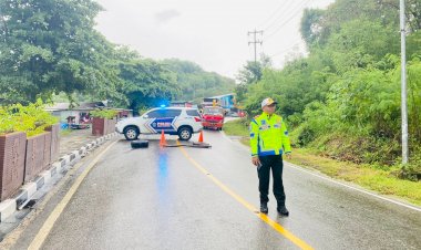 Reaksi-Cepat-Satuan-Lalu-Lintas-Polres-Mabar-Rekayasa-Jalur--Akibat-Tiang-Listrik-Tumbang