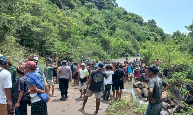 Diduga-Terseret-Banjir,-Polsek-Lembor-Bersama-Warga-Lakukan-Pencarian