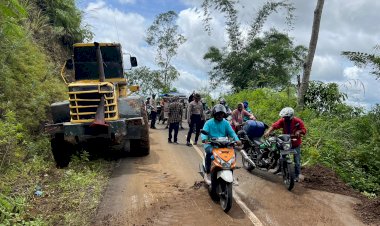Kembali-Longsor,-Jajaran-Polsek-Kuwus-Bantu-Warga-Bersihkan-Timbunan-Material-di-Jalan