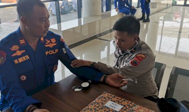 Pastikan-Kondisi-Prima,-Si-Dokkes-Polres-Mabar-Cek-Kondisi-Kesehatan-Personil-Pam-Operasi-Lilin