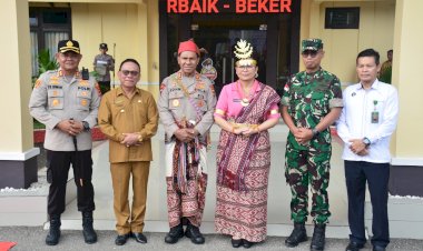 Kunjungan-Kerja-di-Polres-Kupang,-Kapolda-NTT-dan-Ketua-Bhayangkari-Daerah-dikenakan-Pakaian-Adat-Khas-Amarasi.-