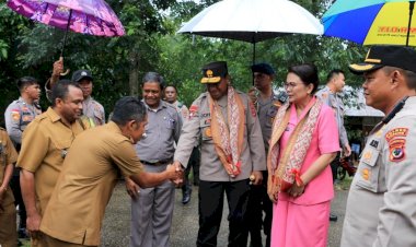 Kapolda-NTT-Irjen-Pol-Drs.-Johni-Asadoma,-M.Hum.,-dan-Ketua-Bhayangkari-Daerah-NTT-Ny.-Vera-Johni-Asadoma-Berkunjung-ke-Kediaman-Nono-sang-Juara-Matematika.