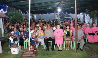 Penderita-Stunting-di-Amarasi-dapat-Bantuan-dari-Kapolda-NTT-dan-Ketua-Bhayangkari-Daerah