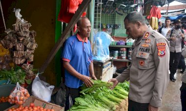 Jumat-Curhat-di-Pasar-Kasih-Naikoten-I,-Kapolda-NTT-Terima-Berbagai-Keluhan-Masyarakat