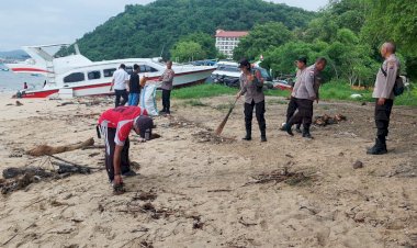 Jelang-Asean-Summit,-Personil-Polres-Mabar-Pungut-Sampah-di-Pantai-Labuan-Bajo