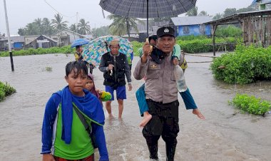 Sigap!!!-Bhabinkamtibmas-dan-Babinsa-Desa-Golo-Sepang-Bantu-Evakuasi-Warga-Terdampak-Banjir
