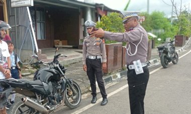 Operasi-Keselamatan:-Kasat-Lantas-Iptu-Royke-Weridity,-Neka-Hemong-Pake-Helm