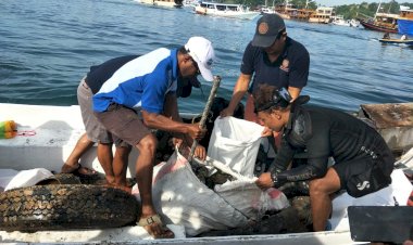 Sinergitas-TNI-Polri-Bersama-Pemda-Mabar-dan-WWF-serta-Masyarakat-Labuan-Bajo-Lakukan-Pungut-Sampah-Bawah-Laut