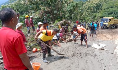 Sinergitas-TNI-Polri-Bantu-Warga-Perbaiki-Jalan-Negara-yang-Putus