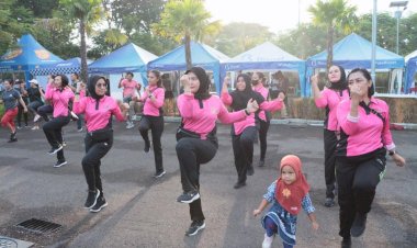 Jelang-HUT-Kabupaten-Mabar,-Personil-Polres-Mabar-bersama-Bhayangkari-Ramaikan-Gerak-Jalan-Santai