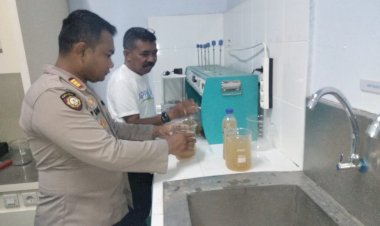 Sigap,-Kapolsek-Komodo-Cek-Langsung-SPAM-Wae-Mese-Yang-Diduga-Tercemar-Limbah-Oli