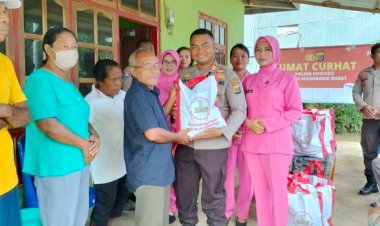 Jumat-Curhat,-Polsek-Komodo-Terima-Aspirasi-Hingga-Salurkan-Bantuan-Presiden-Jokowi