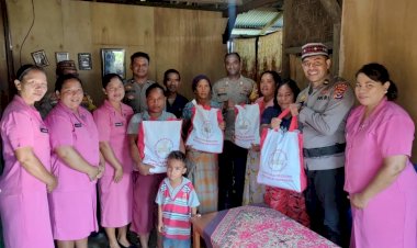 Polsek-Lembor-Salurkan-Bantuan-Presiden-Jokowi