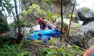 Nenek-Terseret-Arus-Banjir-Akhirnya-Ditemukan,-Polisi-Bantu-Evakuasi