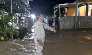 Polisi-Turun-Langsung-Cek-Kondisi-Warga-Terdampak-Banjir-di-Labuan-Bajo