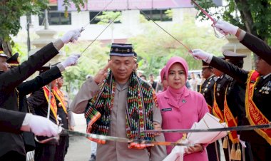 Tradisi-Tuak-Curu-dan-Manuk-Kapu-Warnai-Penyambutan-Kapolres-Mabar-Yang-Baru